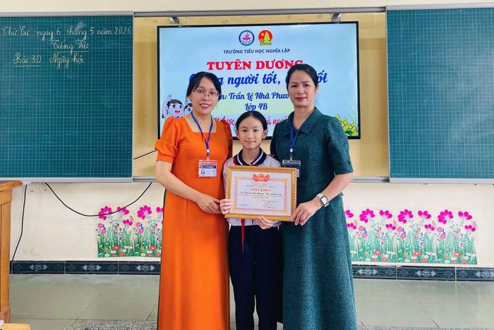 Em Trần Lê Nhã Phương (Trường Tiểu học Nghĩa Lập, xã Đơn Dương) được tuyên dương sau hành động nhặt được của rơi trả lại người đánh mất