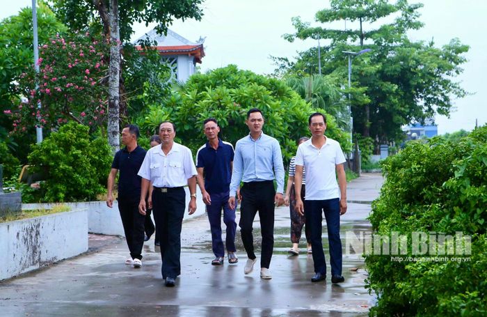 Anh Đỗ Tuấn Anh cùng cán bộ Tổ dân phố Đỗ Xá, phường Vị Khê kiểm tra tuyến đường nông thôn mới.