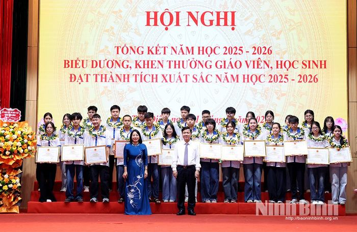 Lãnh đạo phường khen thưởng các học sinh đạt giải trong các Kỳ thi, Hội thi.