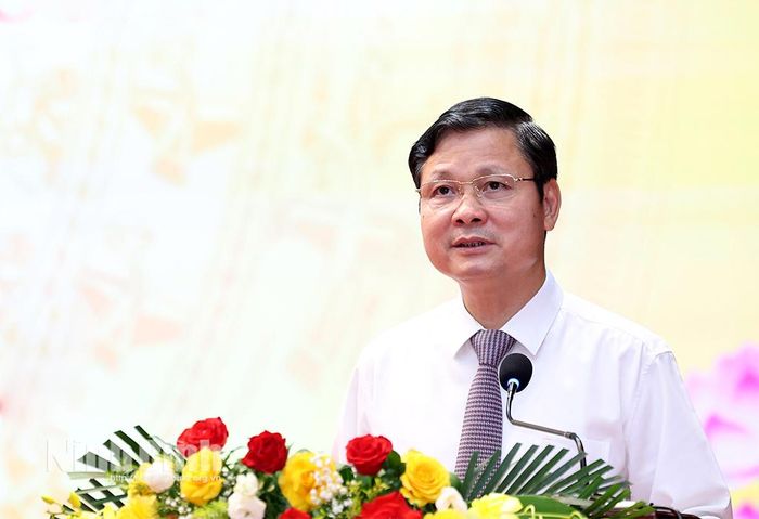 Đồng chí Đặng Đức Tân, Tỉnh ủy viên, Bí thư Đảng ủy phường phát biểu chỉ đạo hội nghị.