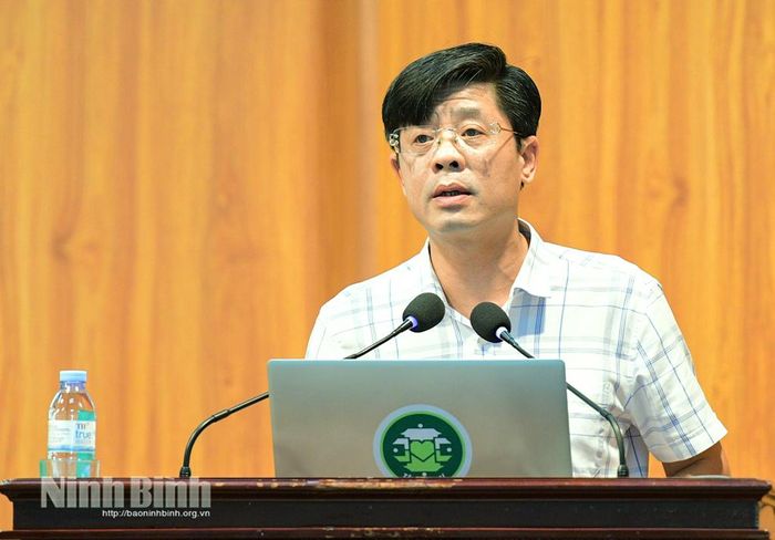 Đồng chí Đoàn Mạnh Tùng, Phó Bí thư Thường trực Đảng ủy phường Tây Hoa Lư phát biểu tại lớp bồi dưỡng.
