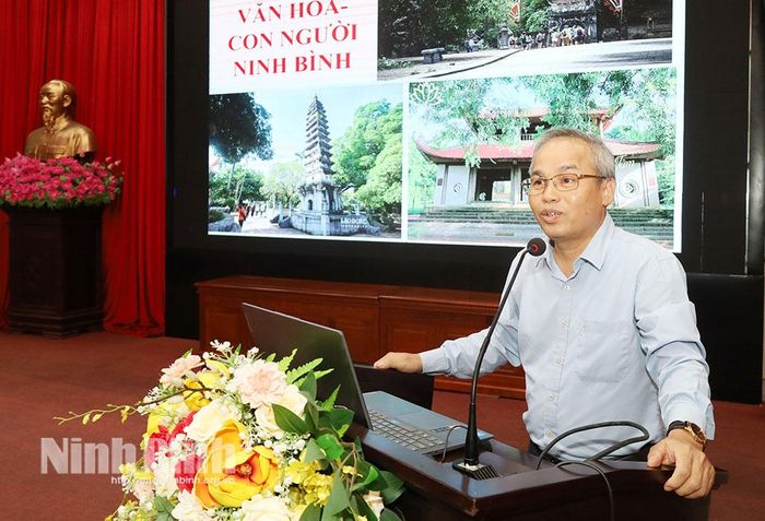Nhà báo Nguyễn Văn Vĩnh, Phó Chủ tịch Hội Nhà báo tỉnh, Báo cáo viên cấp tỉnh truyền đạt nội dung chuyên đề tại lớp bồi dưỡng.