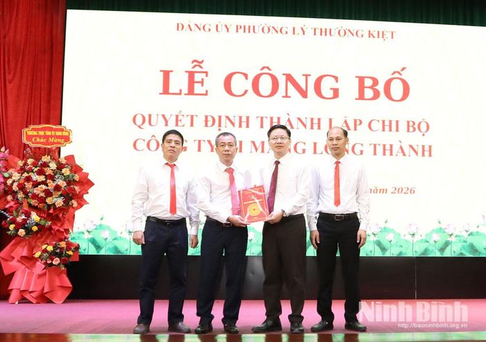 Đồng chí Đinh Văn An, Tỉnh ủy viên, Bí thư Đảng ủy, Chủ tịch HĐND phường Lý Thường Kiệt trao Quyết định thành lập Chi bộ Công ty cổ phần xi măng Long Thành.