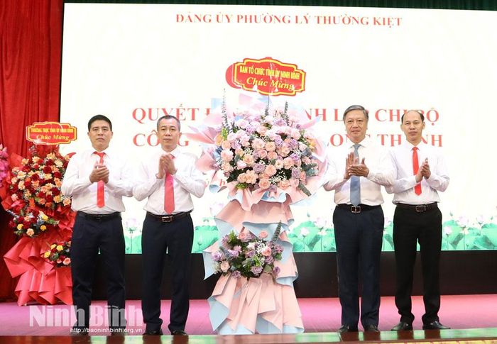 Đồng chí Đinh Việt Dũng, Ủy viên Ban Thường vụ Tỉnh ủy, Trưởng Ban Tổ chức Tỉnh ủy tặng hoa chúc mừng Chi bộ Công ty cổ phần xi măng Long Thành.