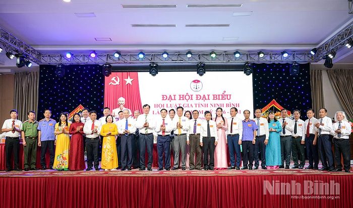 Các đại biểu chụp ảnh lưu niệm cùng Ban Chấp hành Hội Luật gia tỉnh khóa I, nhiệm kỳ 2026 -2031.
