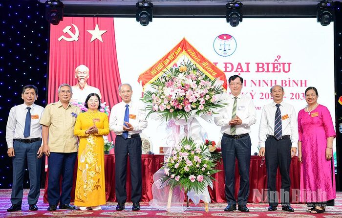 Đồng chí Trần Công Phàn, Phó Chủ tịch Thường trực Hội Luật gia Việt Nam tặng hoa chúc mừng Đại hội.
