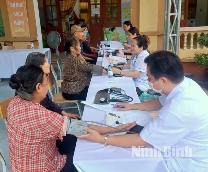 Các bác sỹ Bệnh viện Phổi Hà Nam tham gia khám sàng lọc cho người dân phường Lê Hồ. Ảnh: Phan Hiếu