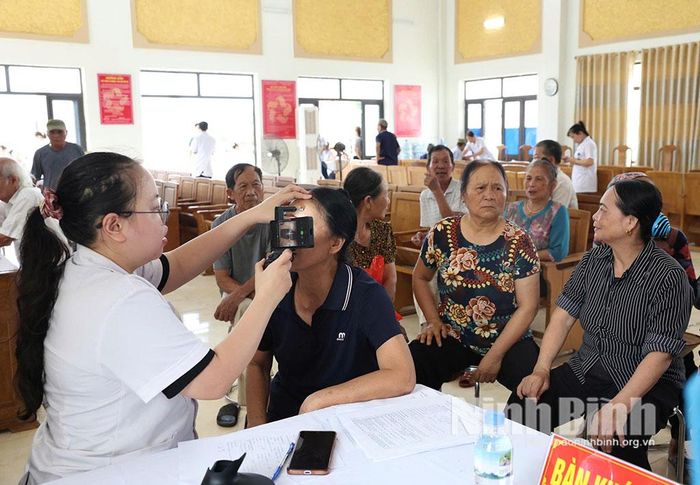 Khám sàng lọc các bệnh về mắt cho người dân xã Gia Hưng. Ảnh: Minh Quang