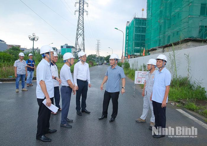 Đồng chí Phó Chủ tịch UBND tỉnh Trần Anh Dũng và đoàn kiểm tra Dự án Xây dựng khu nhà ở xã hội Bãi Viên tại phường Thành Nam.
