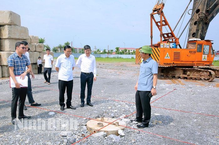 Đồng chí Phó Chủ tịch UBND tỉnh Trần Anh Dũng và đoàn kiểm tra Dự án đầu tư xây dựng công trình nhà ở xã hội tại phường Duy Hà.