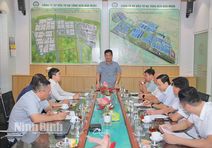 Đồng chí Phó Chủ tịch UBND tỉnh Trần Anh Dũng và đoàn kiểm tra Dự án Nhà ở xã hội Bảo Minh, phường Trường Thi.