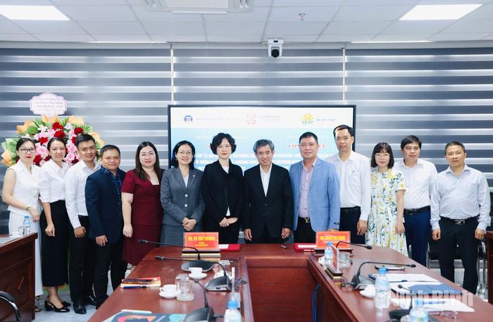 Các đại biểu chụp ảnh lưu niệm.