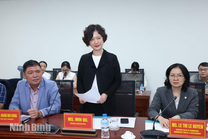Bà Min Qu, Giám đốc Khu vực Châu Á - Thái Bình Dương của Cambridge University Press & Assessment phát biểu tại buổi làm việc.