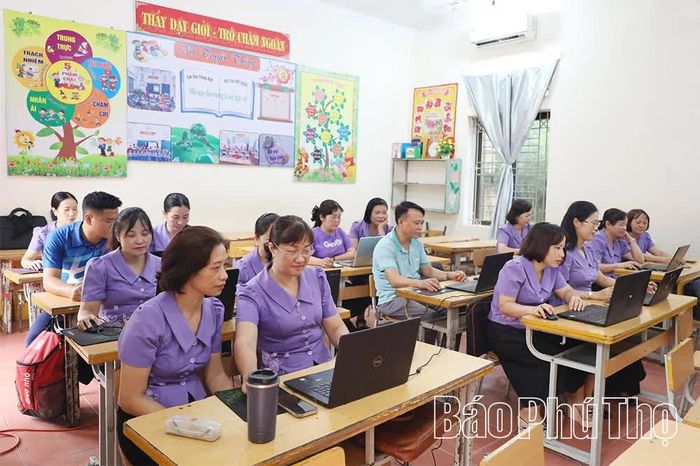 Giáo viên Trường Tiểu học Phú Lộc, xã Phù Ninh tích cực học tập, bồi dưỡng nâng cao trình độ chuyên môn.