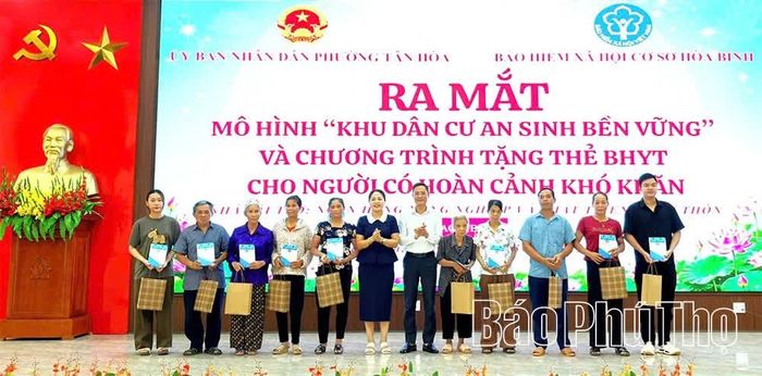 20 hộ gia đình, người có hoàn cảnh khó khăn được tặng thẻ BHYT từ chương trình.