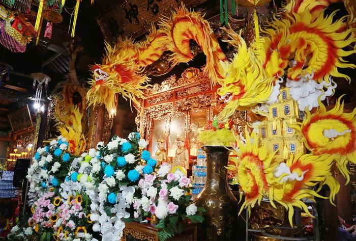 Không gian thờ Đức Thánh Bà tại Đền Tam Giang được bài trí trang nghiêm, thể hiện sự tôn kính của Nhân dân.