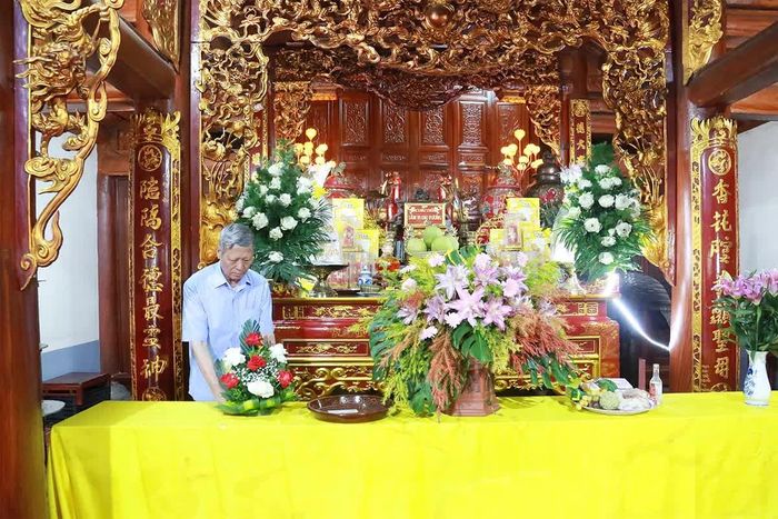 Ông Nguyễn Văn Cống - Phó Ban quản lý Đền Tam Giang chỉnh trang khu vực thờ Tam vị Đại vương trước khi đón Nhân dân và du khách đến dâng hương.