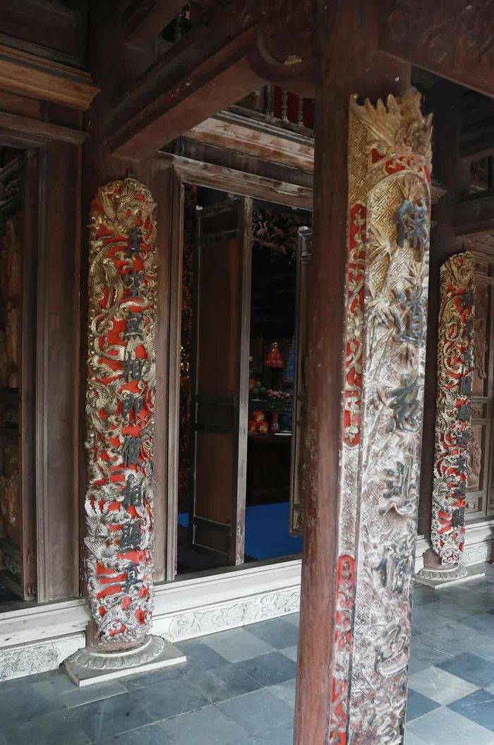 Cột Chùa Đại Bi nổi bật với những hoa văn chạm khắc tinh xảo, mang giá trị nghệ thuật kiến trúc truyền thống.