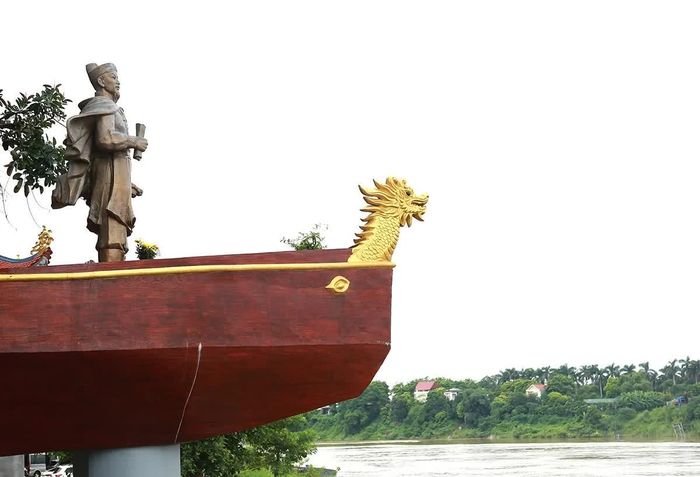Tượng Đức thánh Trần Nhật Duật được tôn trí trang trọng tại Đền Tam Giang.