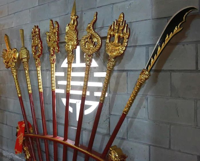 Bộ giáo mác được sắp xếp gọn gàng, góp phần lưu giữ những hiện vật có giá trị lịch sử tại Đền Tam Giang.
