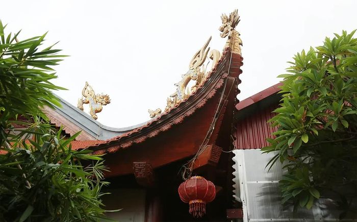 Hình tượng rồng và các linh vật trên đỉnh nóc Đền Tam Giang được chạm khắc tinh xảo, mang đậm giá trị nghệ thuật kiến trúc truyền thống.