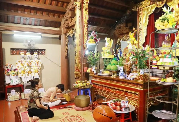 Người dân đến dâng hương, làm lễ tại Đền Tam Giang để bày tỏ lòng thành kính và cầu bình an.