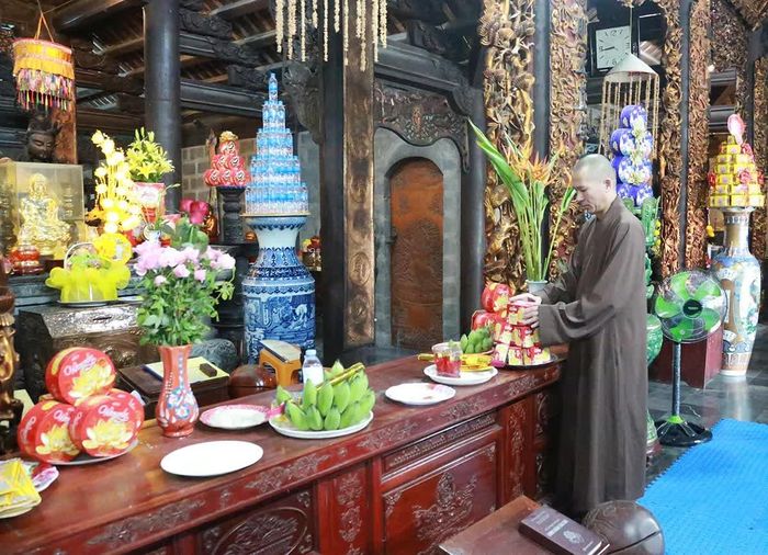 Thầy chùa Đại Bi chỉnh trang lễ vật trước thời gian diễn ra các nghi lễ tại chùa.