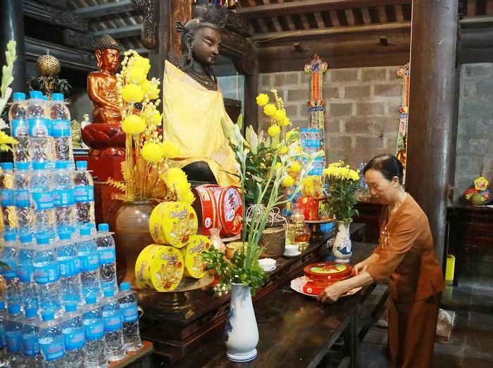 Phật tử vệ sinh, lau dọn bàn thờ tại Chùa Đại Bi, góp phần gìn giữ không gian thờ tự trang nghiêm.