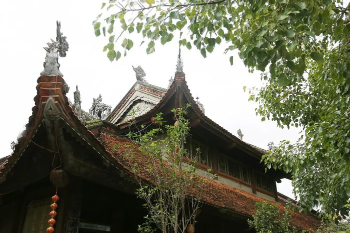 Mái Chùa Đại Bi mang đậm dấu ấn kiến trúc cổ, góp phần tạo nên vẻ đẹp cổ kính của di tích.