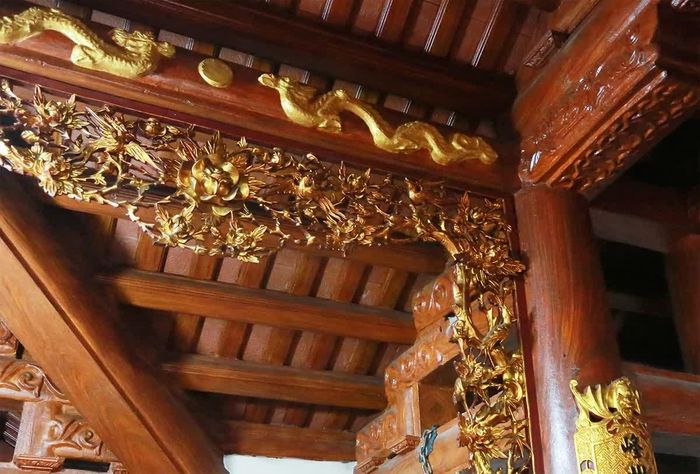 Các họa tiết hoa văn được chạm khắc công phu trên trần mái Đền Tam Giang, thể hiện nét độc đáo của nghệ thuật điêu khắc cổ.
