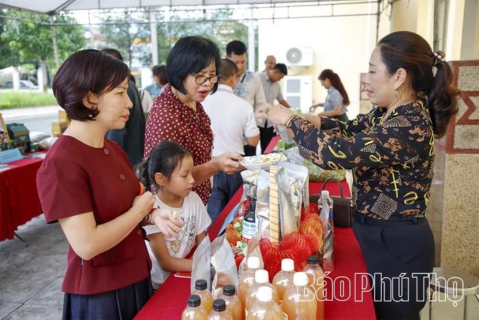 Bà Nguyễn Thị Oanh - Giám đốc HTX Bình Minh giới thiệu sản phẩm mứt bưởi cho người tiêu dùng.