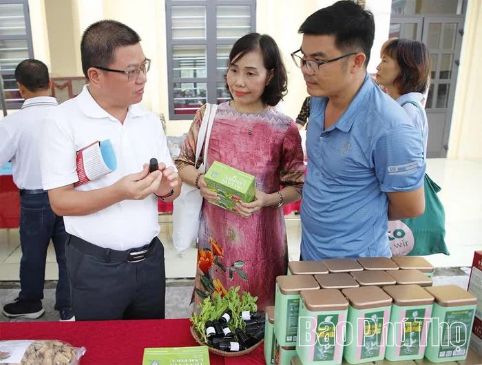 Đại diện HTX 0789 (phải) giới thiệu sản phẩm nông nghiệp hữu cơ của đơn vị tới các doanh nghiệp đến tìm hiểu cơ hội hợp tác, đầu tư.