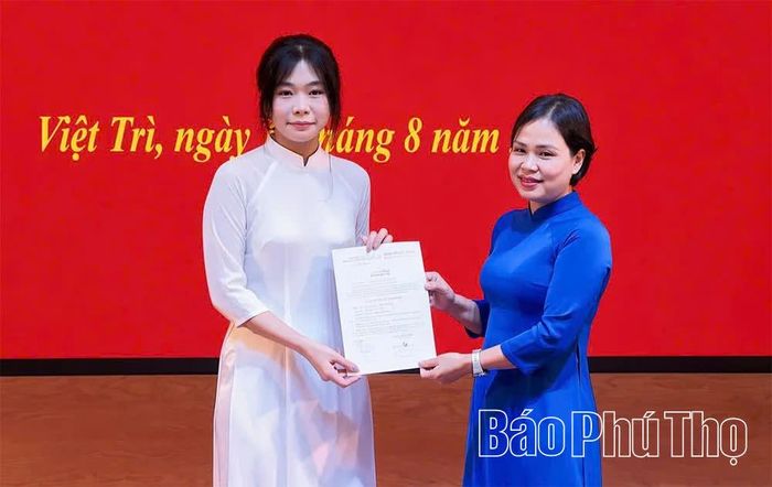 Đồng chí Bí thư chi bộ Toán trao quyết định kết nạp Đảng cho quần chúng ưu tú.