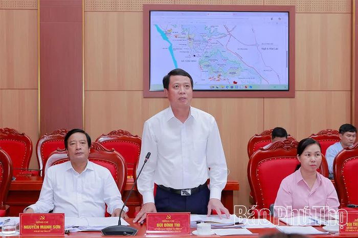 Đồng chí Trưởng Ban Tổ chức Tỉnh ủy Bùi Đình Thi phát biểu tại hội nghị.