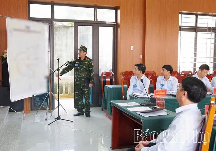 Đồng chí Chỉ huy trưởng Ban Chỉ huy Quân sự xã Hợp Lý báo cáo phương án xử lý tình huống xảy ra trên địa bàn xã.