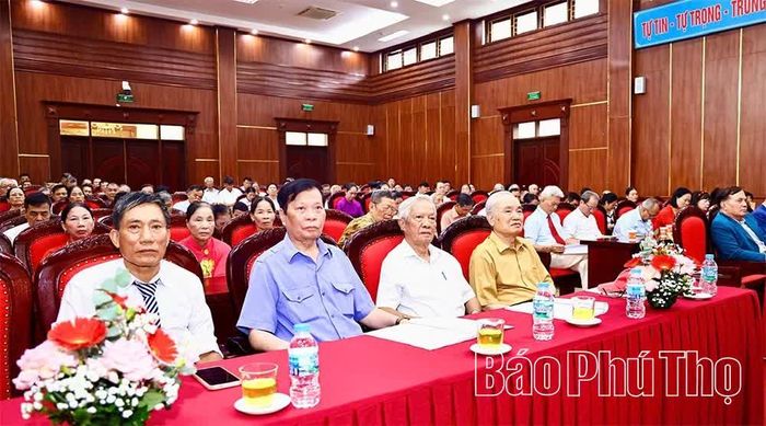 Các đại biểu, thành viên Hội đồng họ Nguyễn tỉnh Phú Thọ tại buổi gặp mặt.