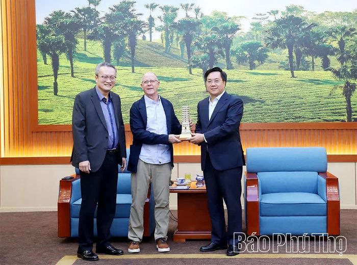 Chủ tịch UBND tỉnh Trần Duy Đông trao quà lưu niệm tặng Phó Tổng Giám đốc cấp cao Văn phòng Điều hành Compal Toàn cầu Bryan Leuenberger.