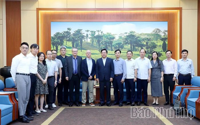 Các đồng chí lãnh đạo tỉnh và thành viên Đoàn công tác Văn phòng Điều hành Compal Toàn cầu, Công ty TNHH Compal (Việt Nam) chụp ảnh lưu niệm.