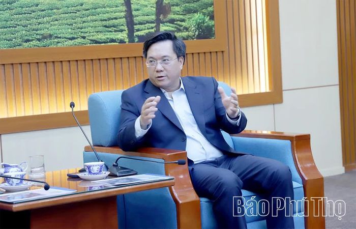 Chủ tịch UBND tỉnh Trần Duy Đông phát biểu tại buổi làm việc.