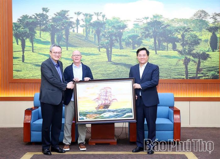 Phó Tổng Giám đốc cấp cao Văn phòng Điều hành Compal Toàn cầu Bryan Leuenberger và lãnh đạo Công ty TNHH Compal (Việt Nam) trao quà lưu niệm tặng Chủ tịch UBND tỉnh.