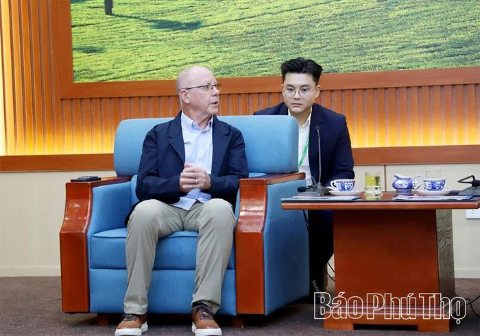 Phó Tổng Giám đốc cấp cao Văn phòng Điều hành Compal Toàn cầu Bryan Leuenberger phát biểu tại buổi làm việc. 