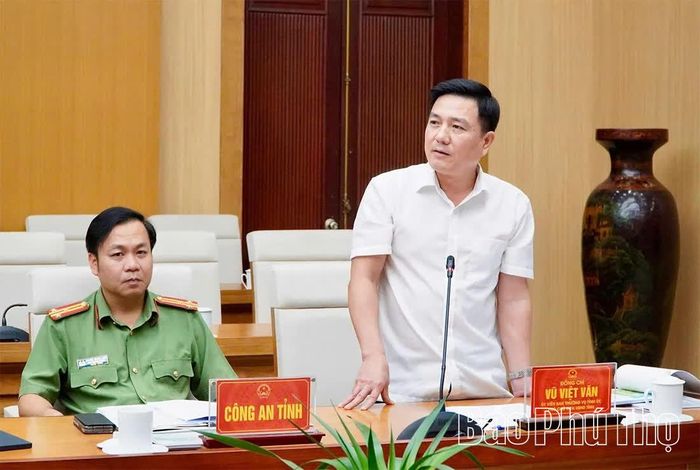 Đồng chí Phó Chủ tịch UBND tỉnh Vũ Việt Văn phát biểu tại hội nghị.