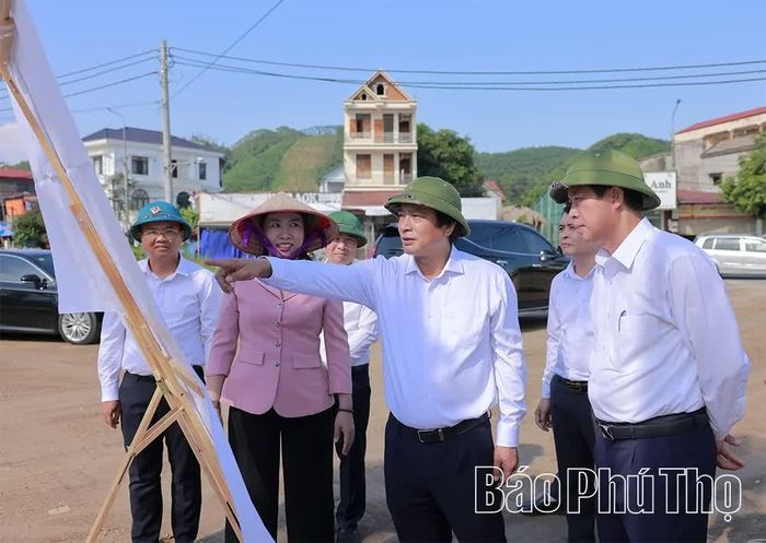Phó Bí thư Tỉnh ủy Nguyễn Mạnh Sơn khảo sát thực tế dự án hạ tầng đô thị đang triển khai trên địa bàn xã Yên Lập.