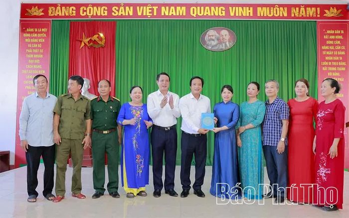 Phó Bí thư Tỉnh ủy Nguyễn Mạnh Sơn trao quà tặng Chi bộ thôn Tân Long.