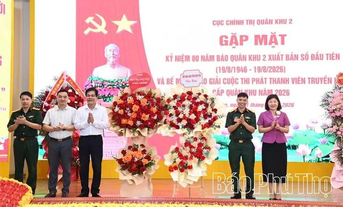 Đại diện Hội Nhà báo tỉnh và doanh nghiệp chúc mừng Báo Quân Khu 2 tại chương trình gặp mặt.