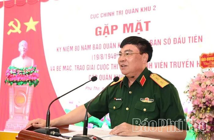 Trung tướng Phạm Đức Duyên - Chính ủy Quân khu 2 phát biểu tại chương trình gặp mặt.