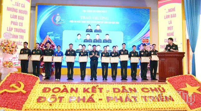 Chính ủy Quân khu 2 tặng Bằng khen, Giấy khen cho 12 thí sinh đạt giải tại Cuộc thi phát thanh viên truyền hình cấp Quân khu lần thứ Nhất, năm 2026.