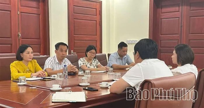 Đại diện các sở, ngành của tỉnh làm việc với lãnh đạo phường Vĩnh Phúc.