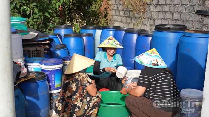 Các thành viên HTX chế biến thủy sản Nhân Trạch đang đóng chai nước mắm - Ảnh: N.T