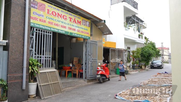 Con đường biến thành nơi phơi mực, cá - Ảnh: N.T